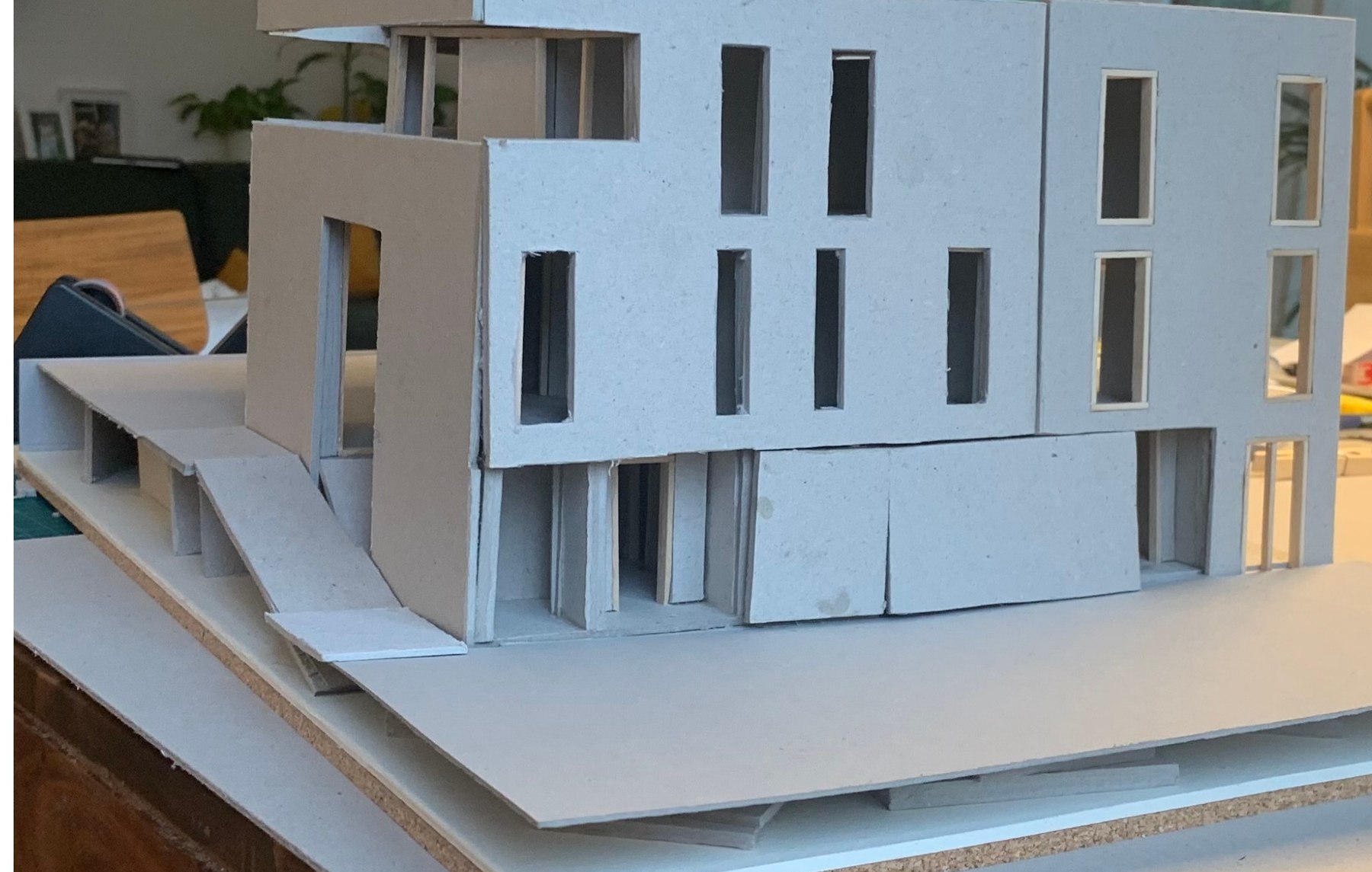 Außenmodell des Wohnhauses HENRI JETTE aus Karton, mit gestaffeltem Baukörper und vertikalen Öffnungen.